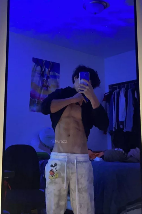 how’s my v line?😯