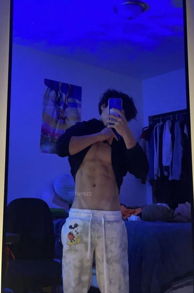 how’s my v line?😯