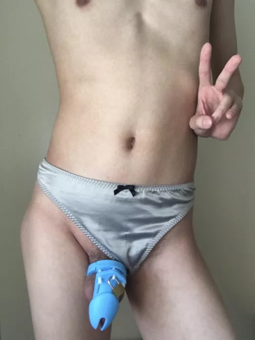 I feel like a sexy slut when I’m in panties with my clitty locked 🥰