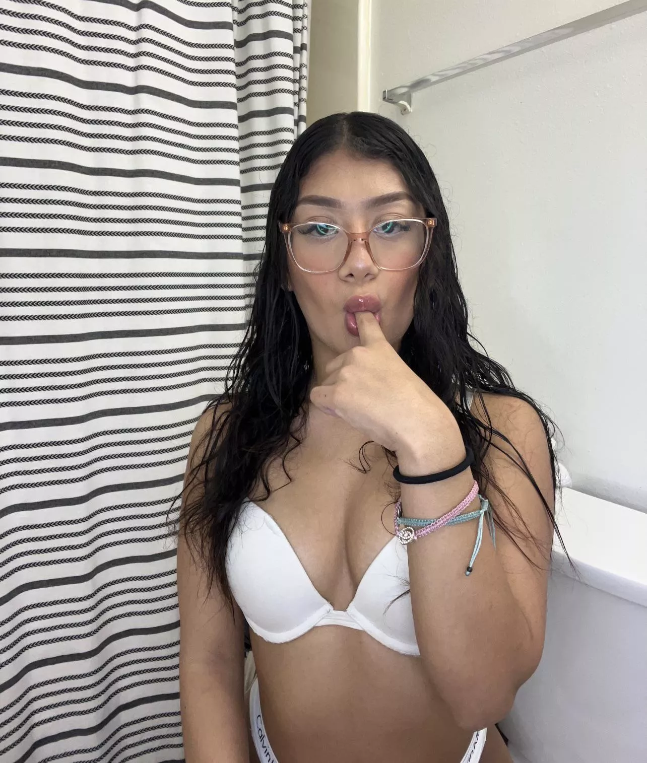 I’m horny 🥵❤️ Next 10 subs FREE 🔥 Freaky 18 yr old! Link below ⬇️