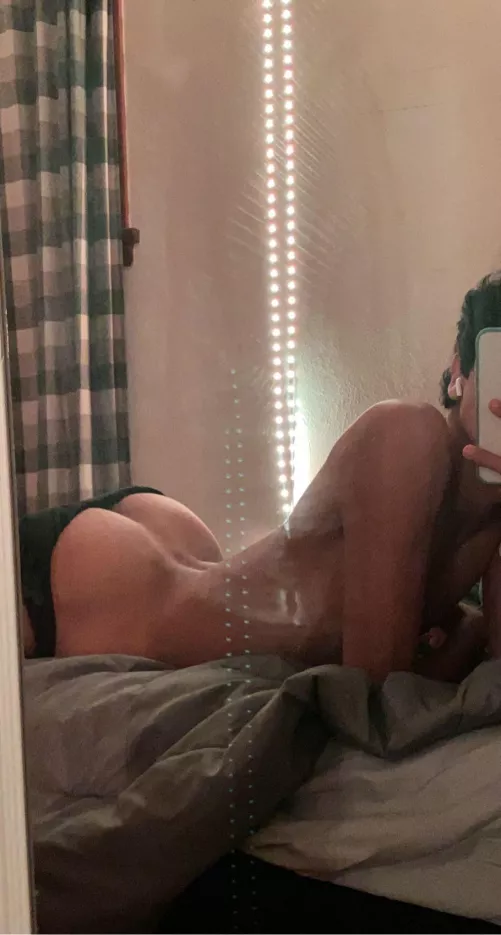 lonely in bed tonight 🙇🏻‍♂️