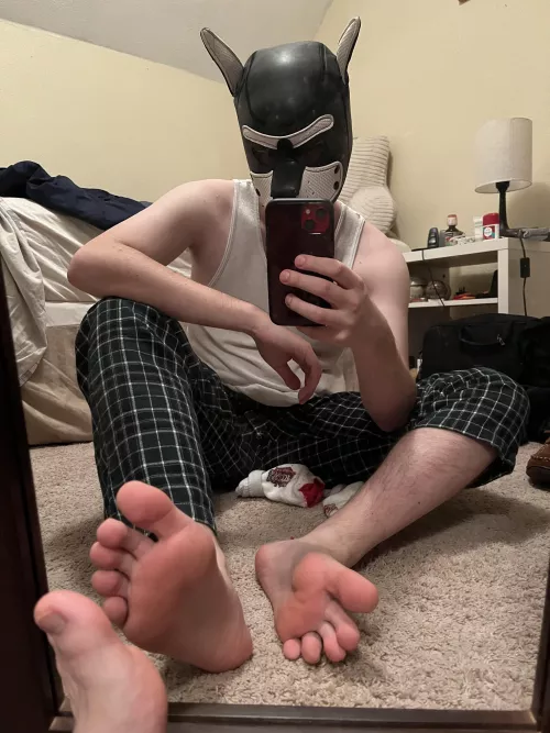 (M23) Ever wanted to go to bed with the taste of sweaty feet fresh on your tongue? I’m your roommate ;)