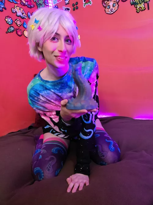 My very first toy, a small Pretzal! (and Bad Dragon socks 💖) I love it already :3