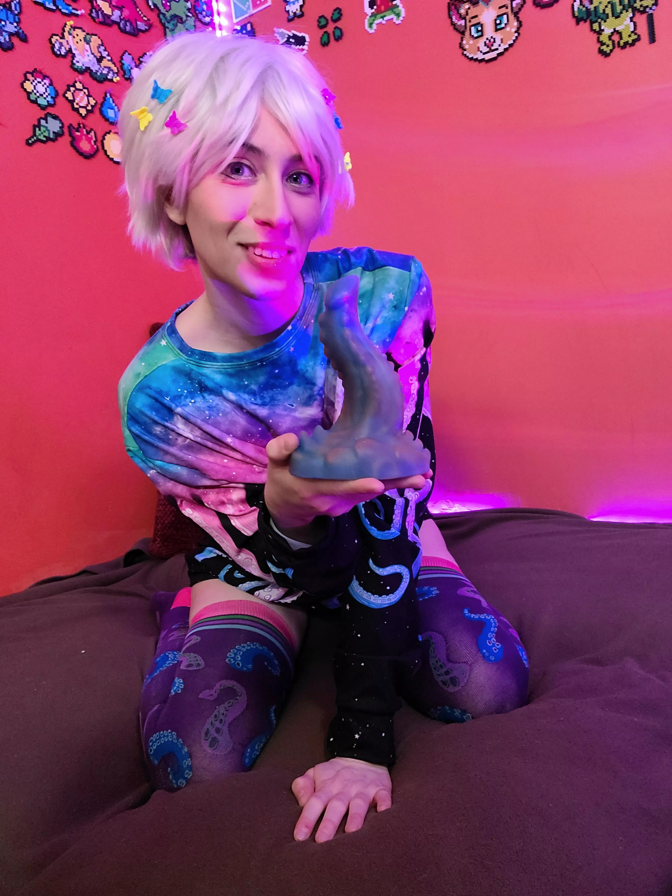 My very first toy, a small Pretzal! (and Bad Dragon socks 💖) I love it already :3