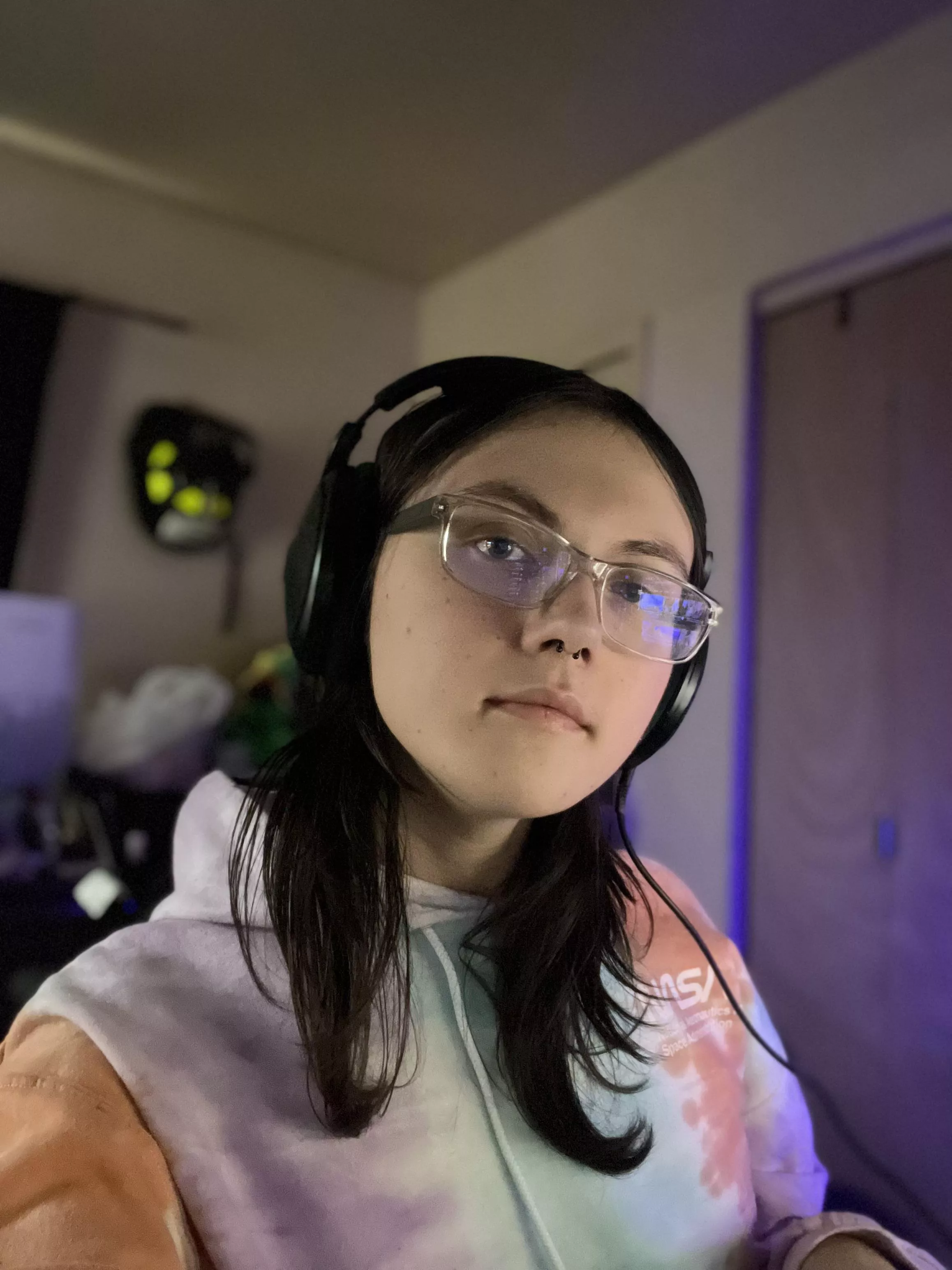 ooog my hair is getting so long ><