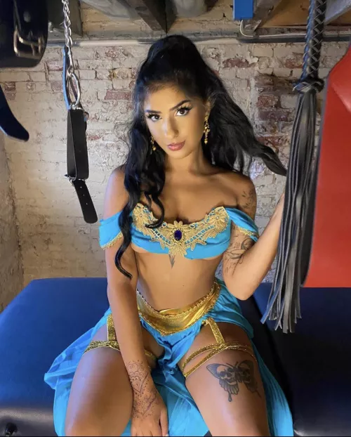 Princess Jasmine had some hidden tattoos. 🙊