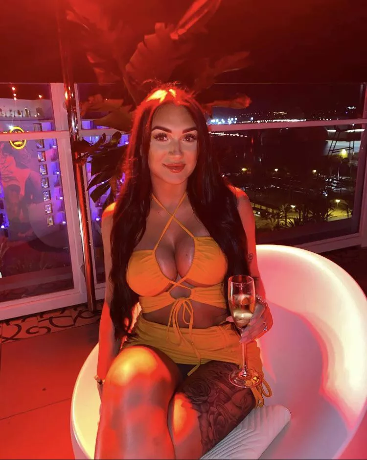 Rachel and her oiled up body