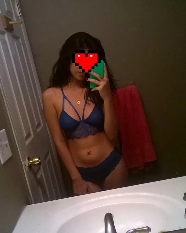 Stop scrolling and cum for me.