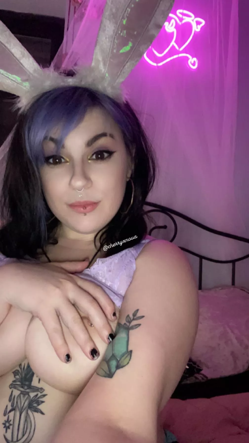 This bunny girl wants to hop on a Dick 👀🐰😝