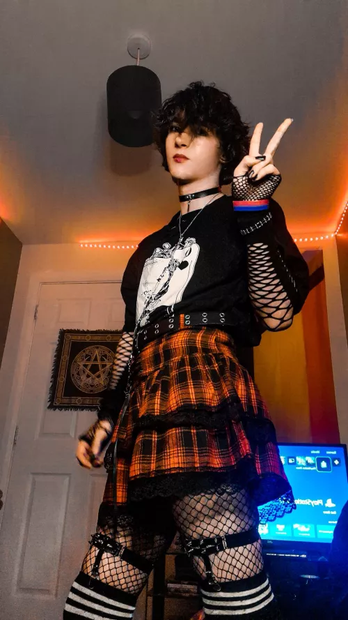 Trying a different vibe today, how do I look? 💖