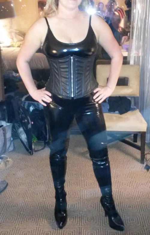 Who likes an older sexy dominant MILF in Leather