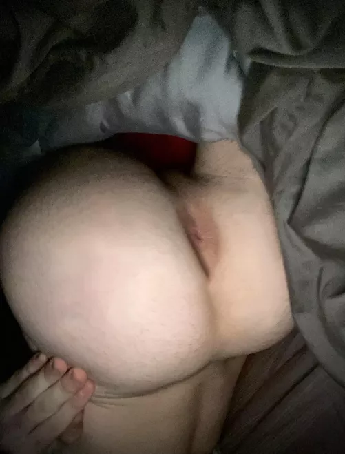 Would gladly accept a good bareback pouding 🤤 my hole is horny for some cocks !