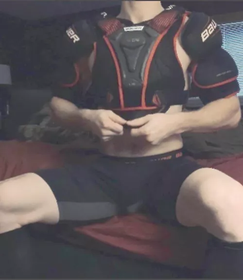 18 Straight hockey player looking for new bros. Bored af. Hmu for t or d or something. @jacob_blu18