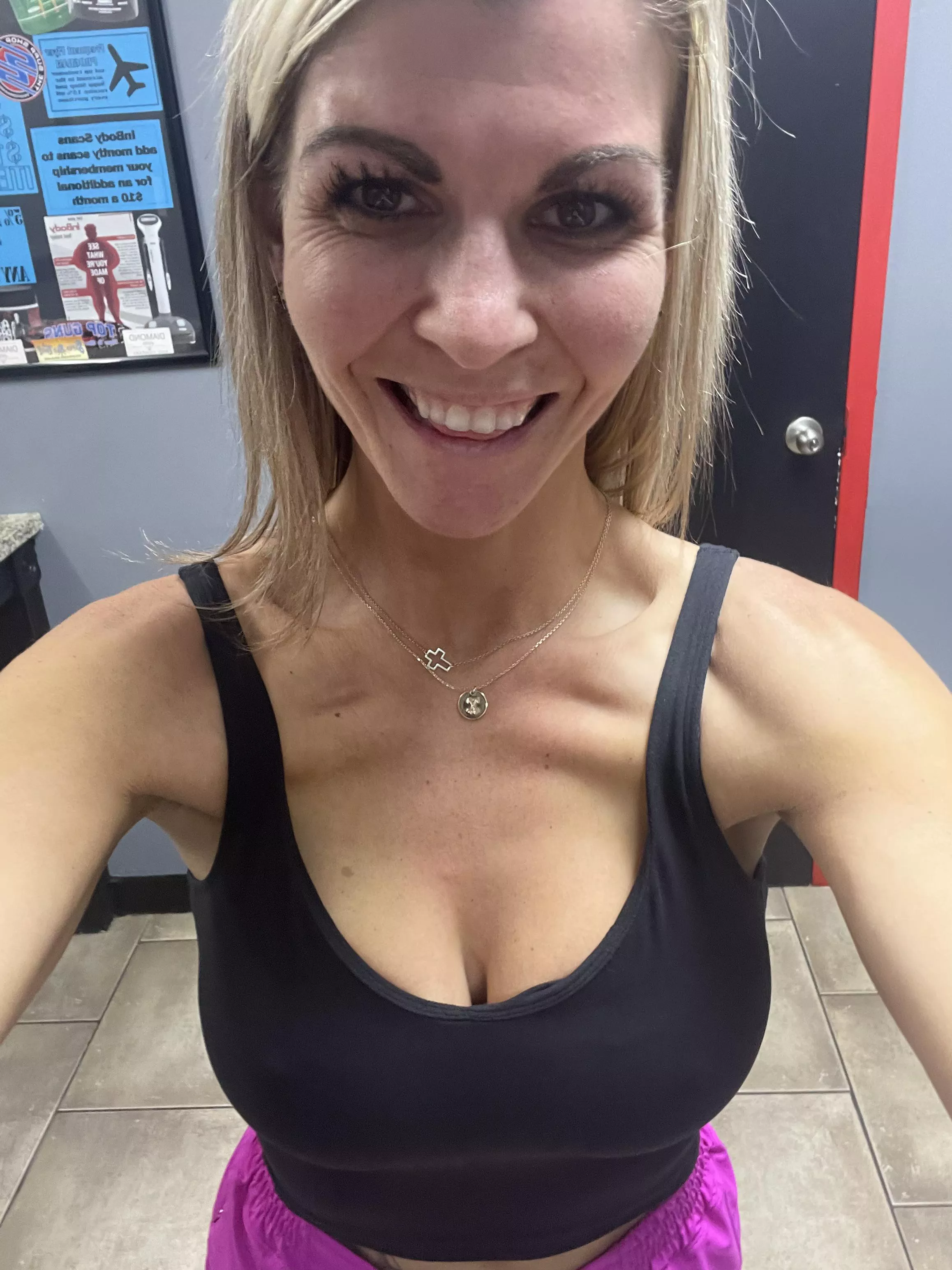 A smile and a Braless top in the gym! Does it get any better?