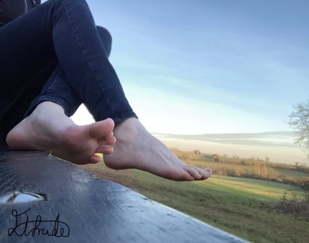 Blue skies and bare feet, would you look?