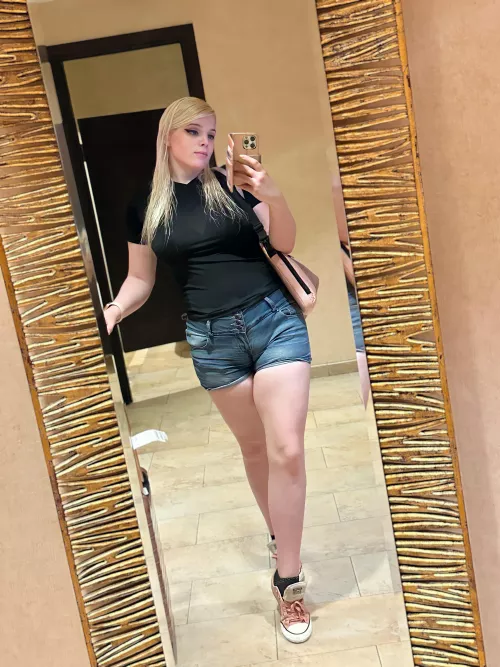 Do you like femboy thighs 👀