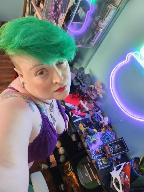 F37 Gamer, Cougar flirty nerd