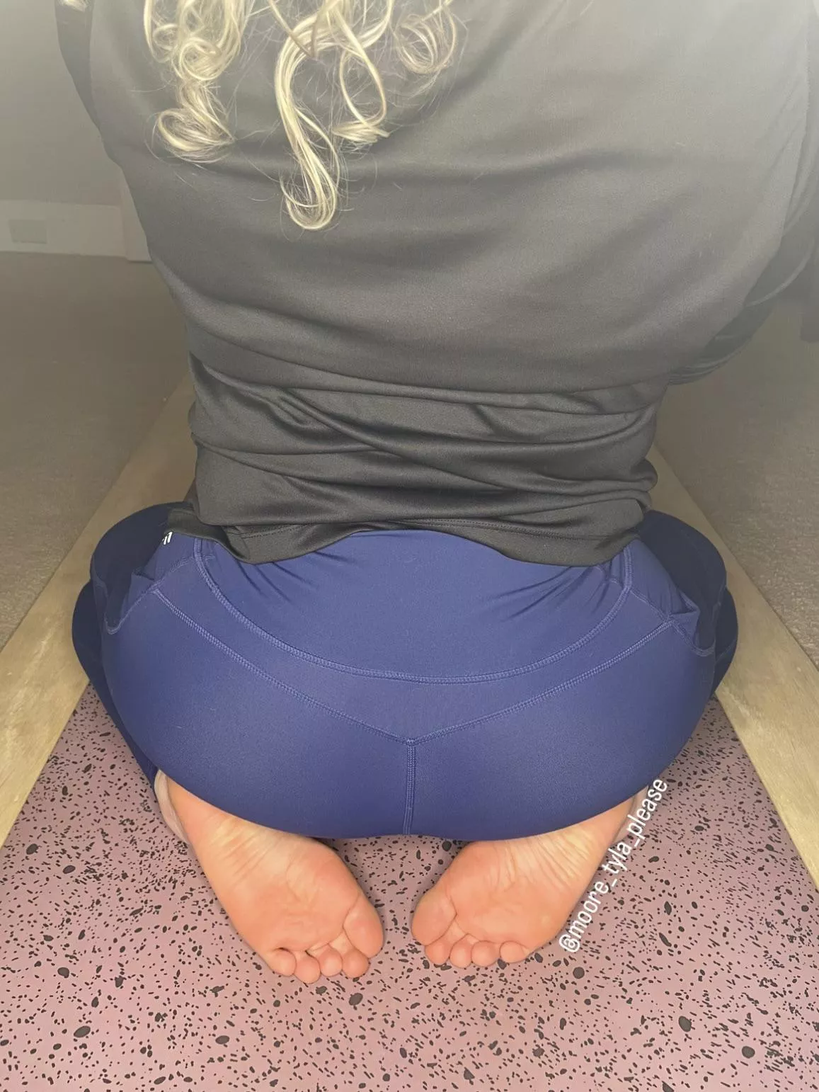 Grip my waist & lick my feet 👅💦