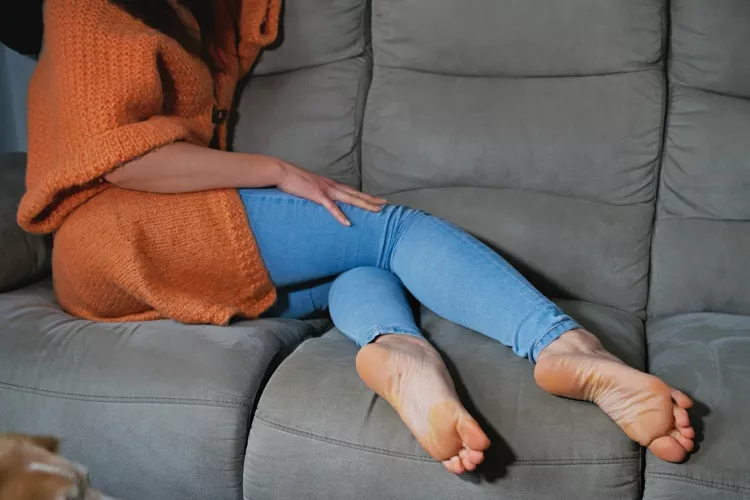 I love to cuddle my pet with my feet...any volunteer?! ❤️