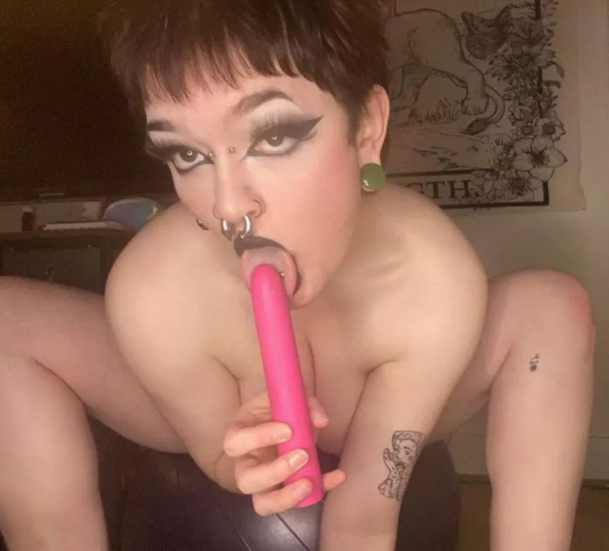 i love using an exercise ball to make content 🖤🖤