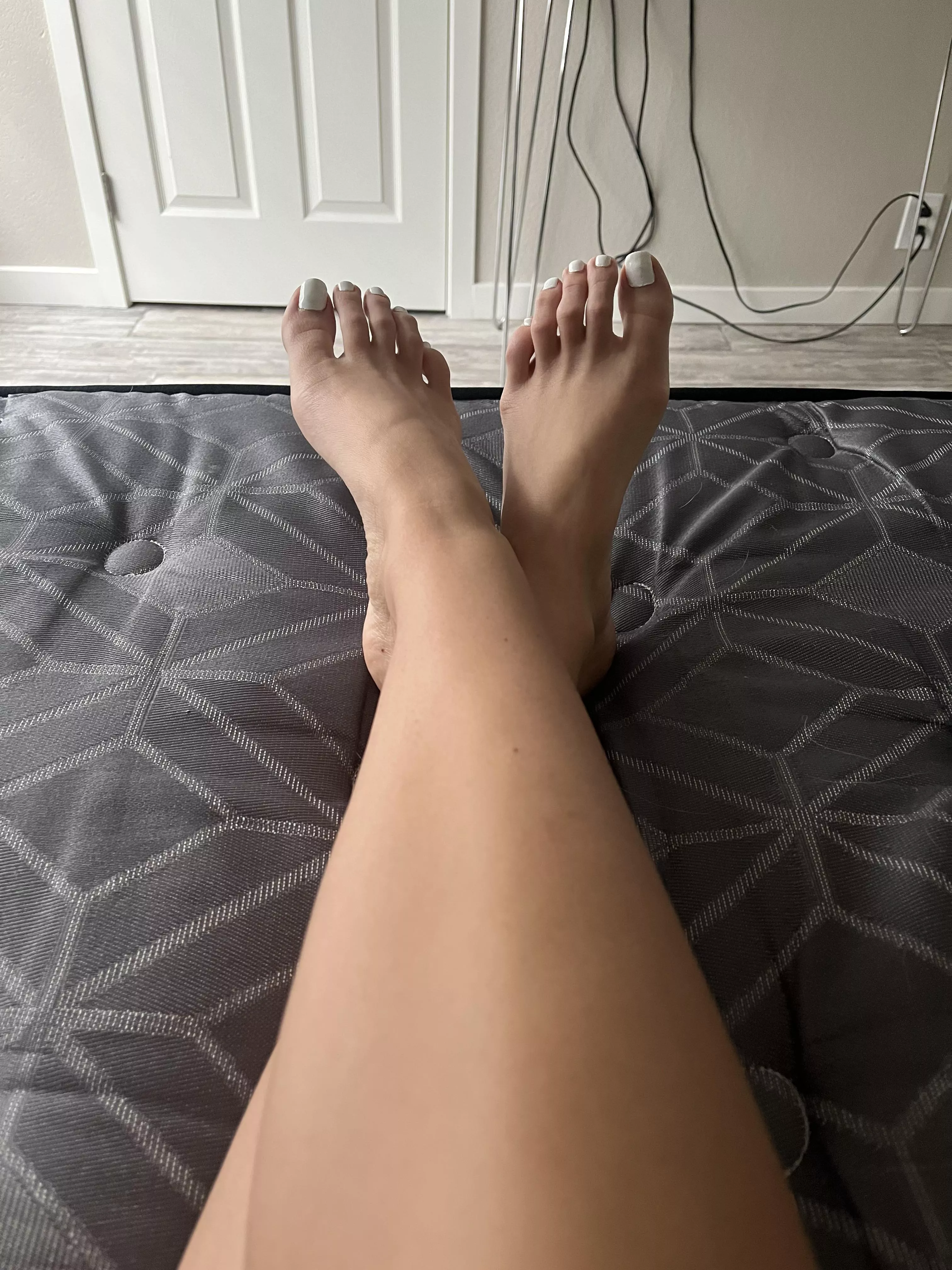 I need someone to come worship my feet🤍
