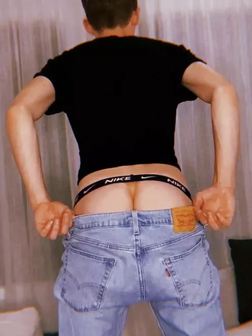 Jeans and jocks anyone? 🍑