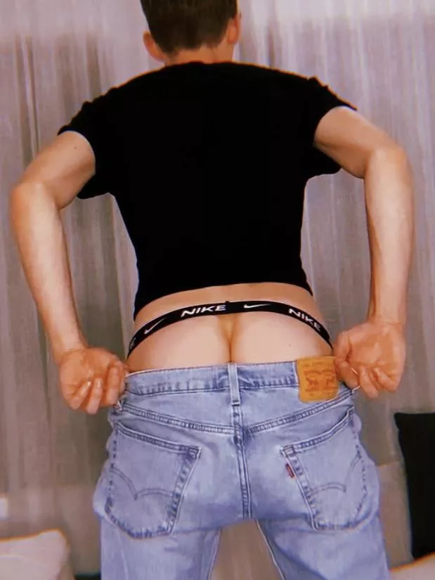 Jeans and jocks anyone? 🍑