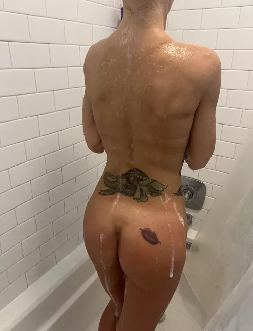 Just an average MILF Booty getting clean! 39 [f] getting washed up!