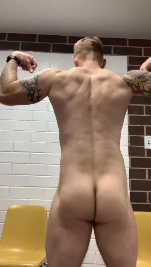 (M) Feeling the back and booty gains. What do you ladies think shoot me a message