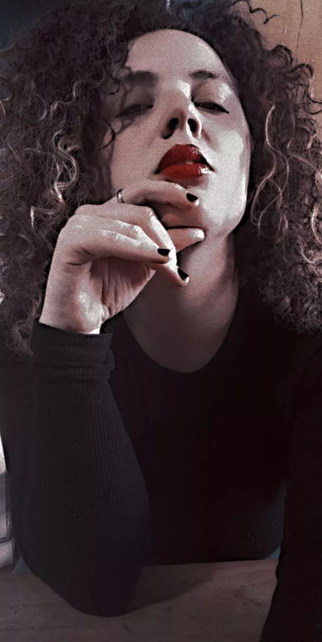 ♥️ Red lips, black soul ♥️ let's chat, babe ♥️