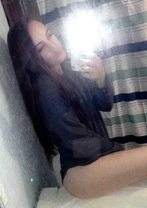 shower time always comes w a selfie