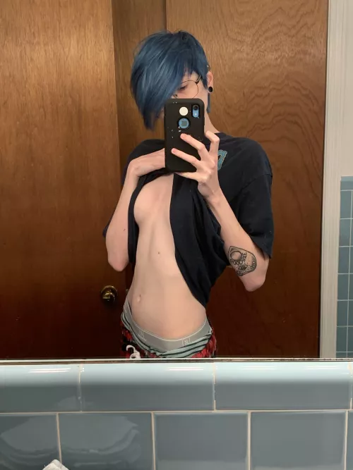 this emo babe is all blue again and feeling myself 💙