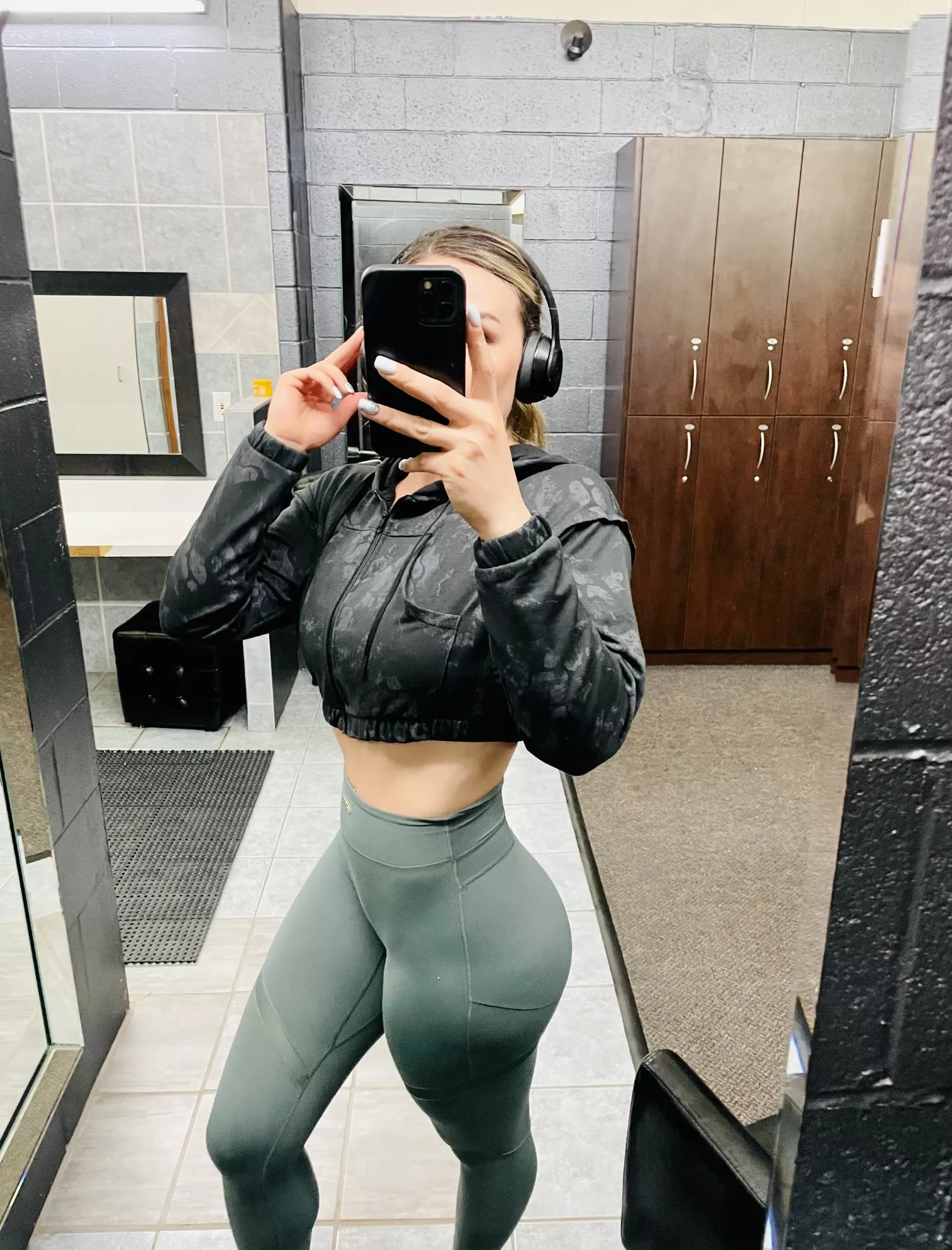 Upvote if you would be an obedient pet for mommy [domme]