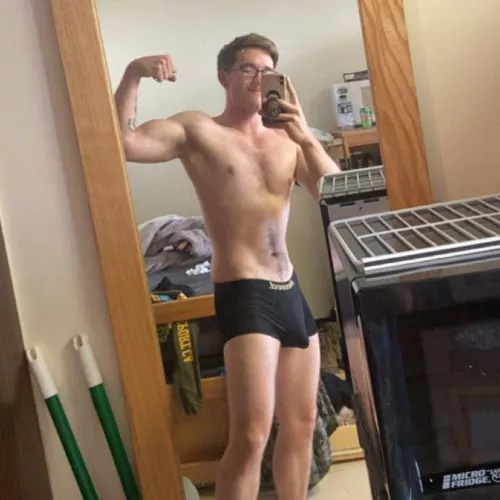 Who else likes to lift and game😝(pc for me)