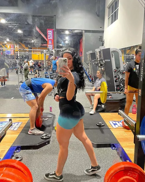 Wow! This Latina is THICCC AF!