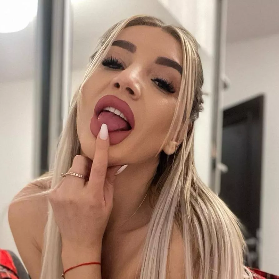 you are arrested by a tall and beautiful blonde 🥵 ❤️ hands up and let me make you happy, suck your 🍆