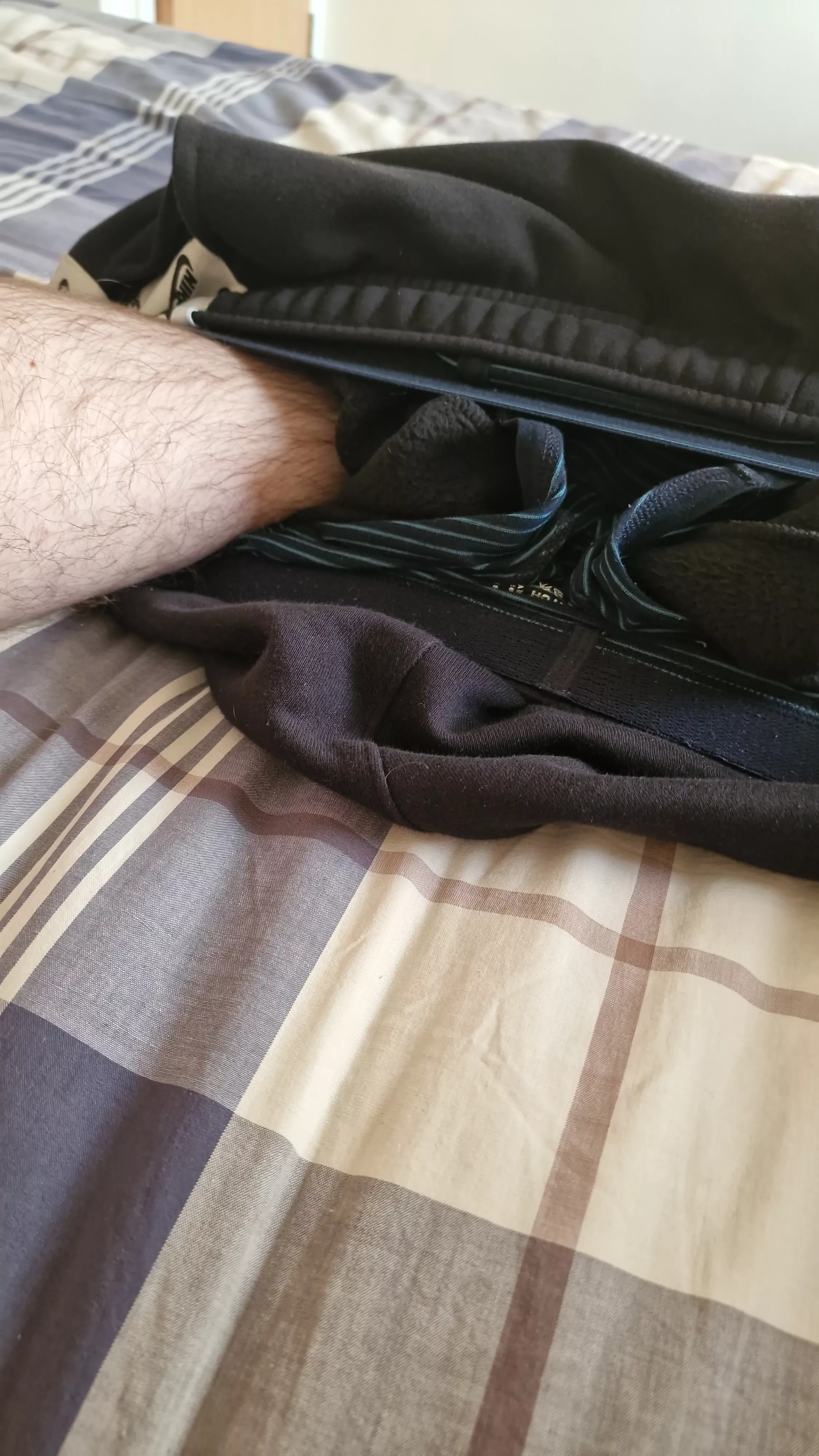 19m uk horny af looking to cum live. hmu john_black571