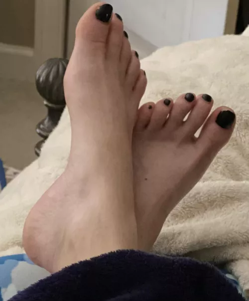 About to need a pedi for my tired, hard working girl tootsies…they need some love and real worshipping please [OC]….DMs are welcomed 😘😘😘