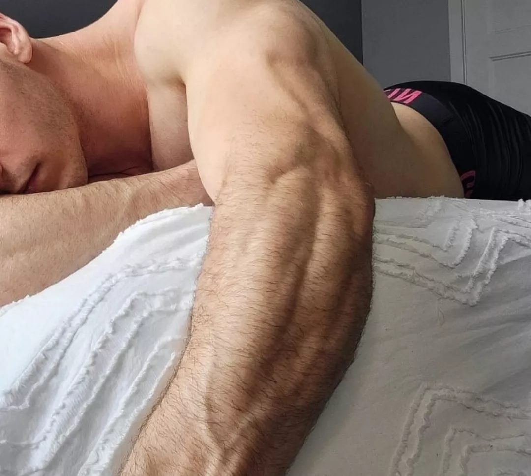 Hairy forearm 😏..