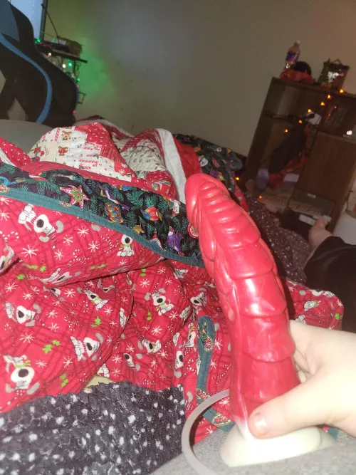I got a new furry dragon dildo now 😳 I love it