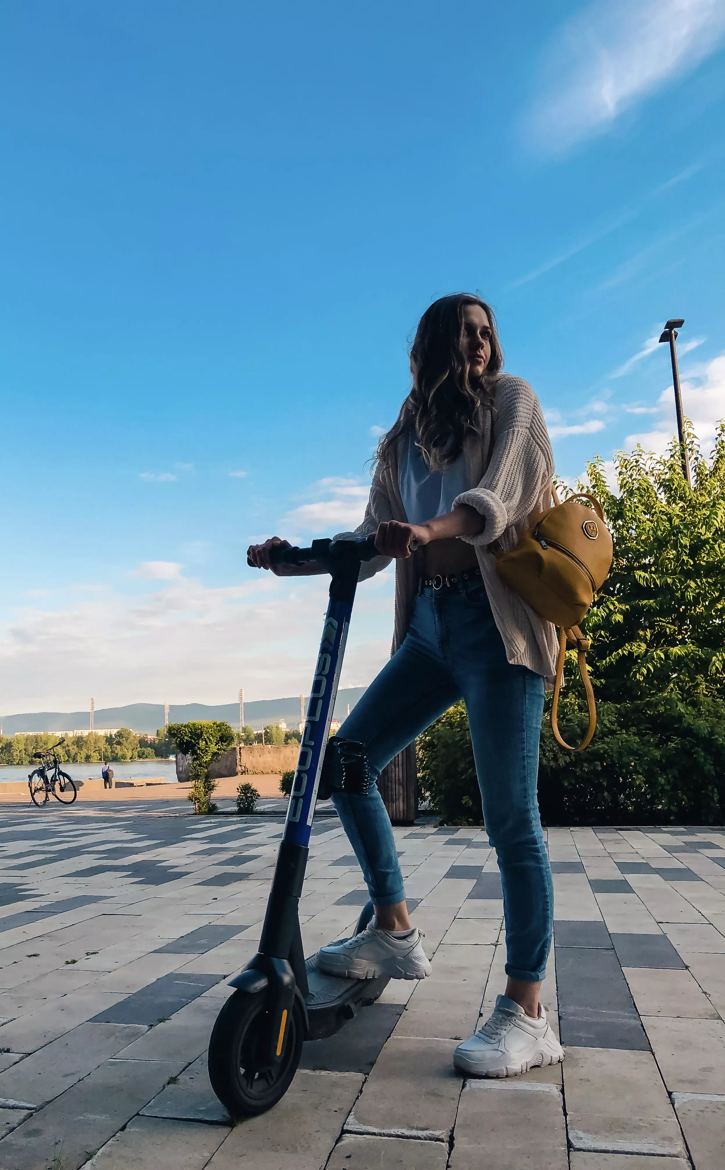 Just walking around the city... In rather tight jeans 😳