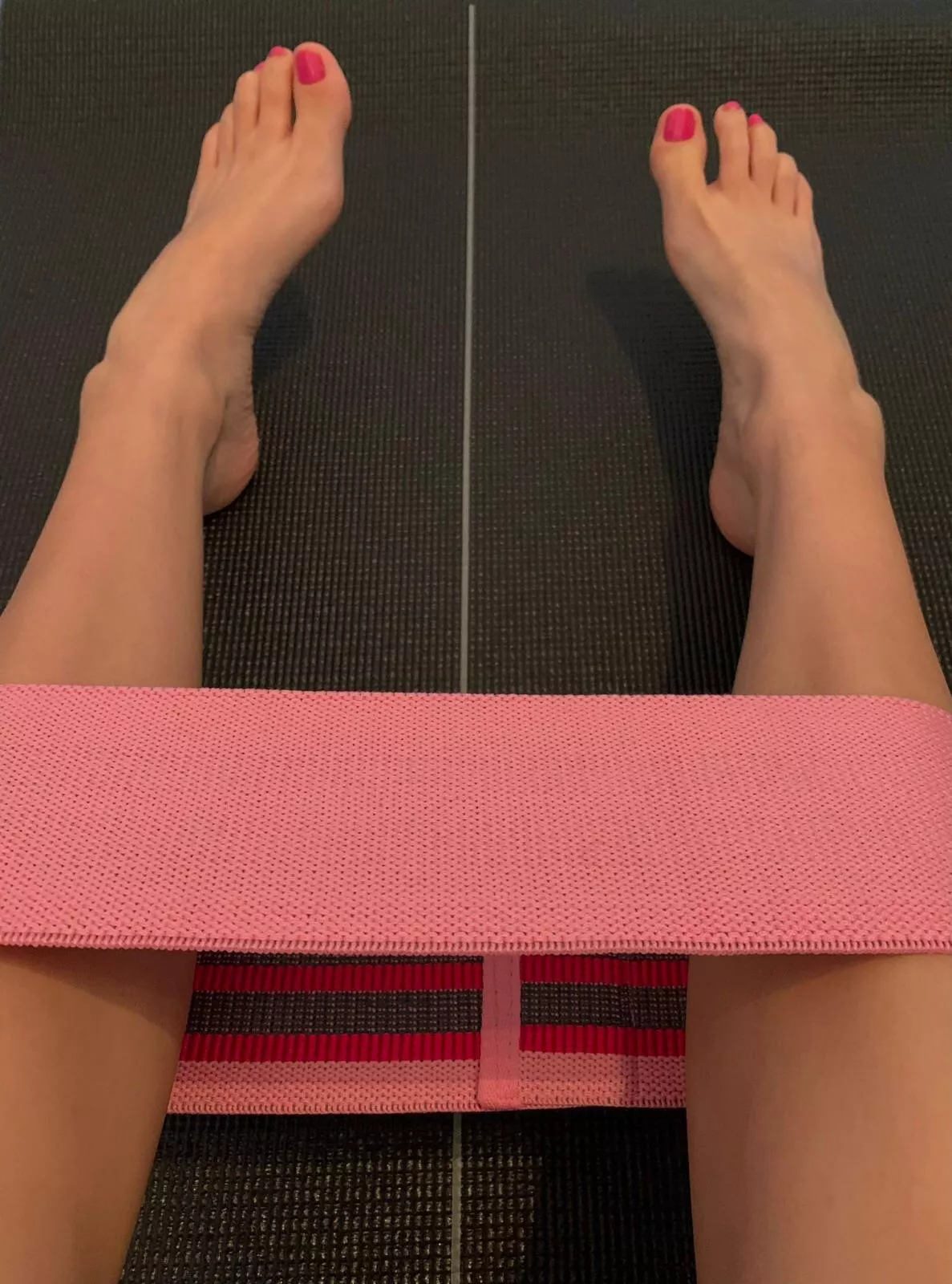 Love catching guys staring at my bare feet in the gym😌