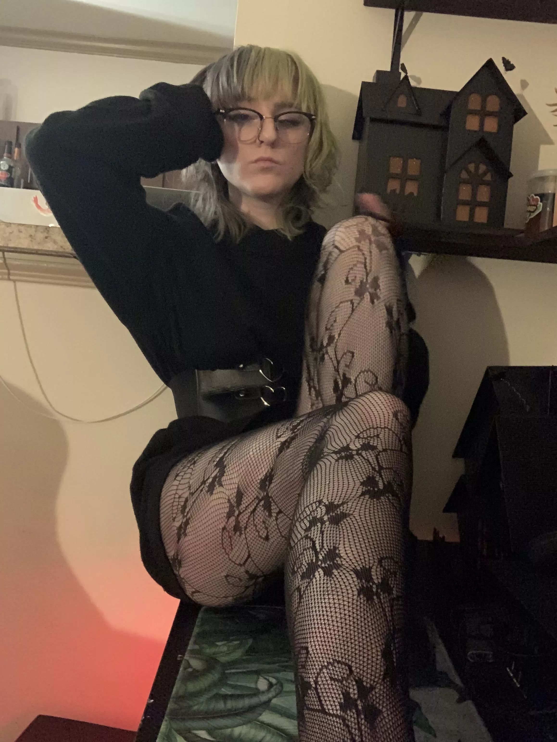 People in public only see me like this but Reddit gets to see every part of my body