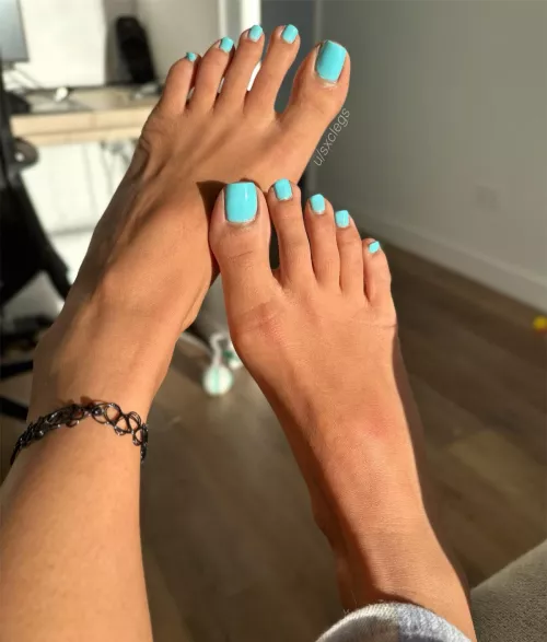 Pretty blue toes