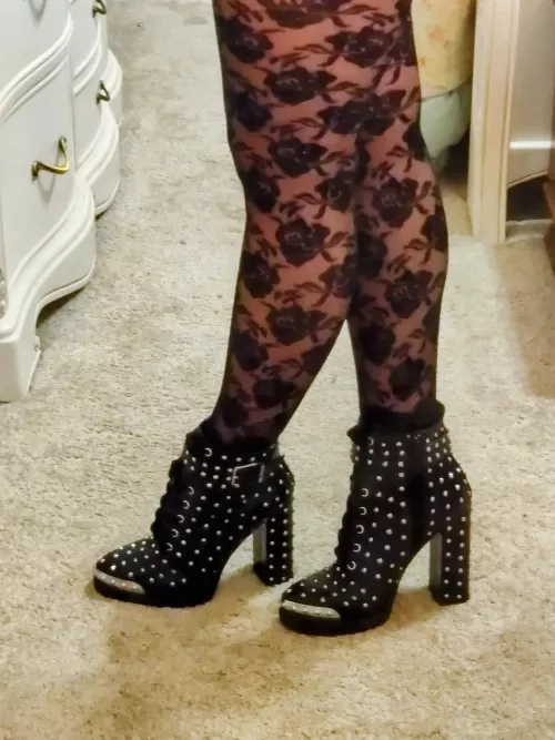 She's a little sharp, she's a little sweet 🖤💕