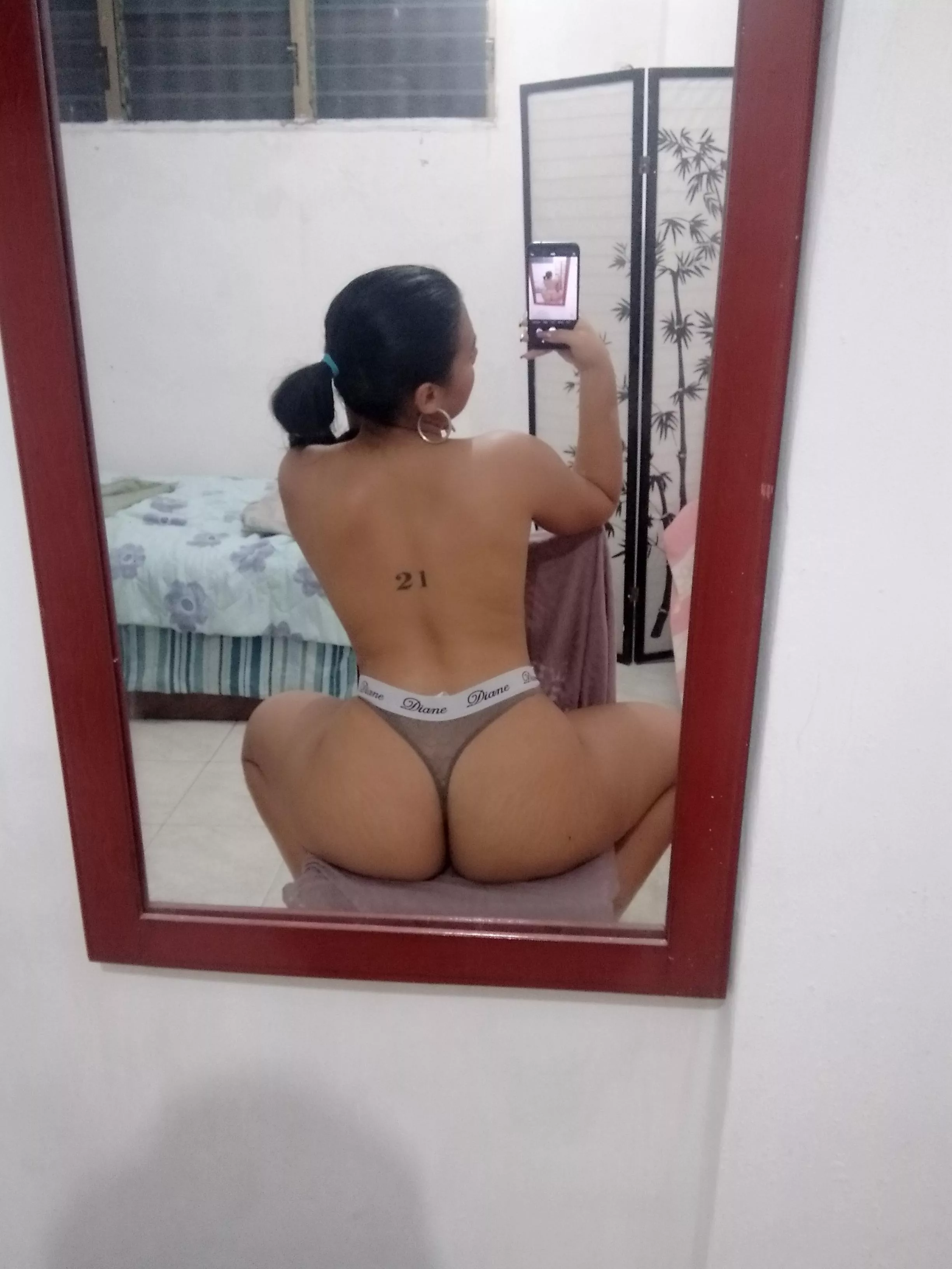 Showing off my body to random men gets me drippin wet 💦