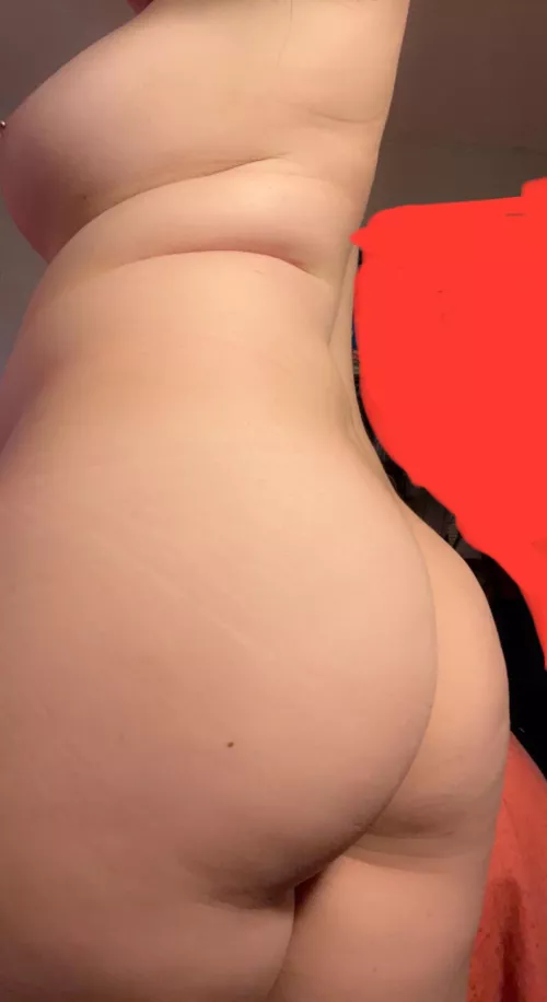 Showing off my round ass for mistress