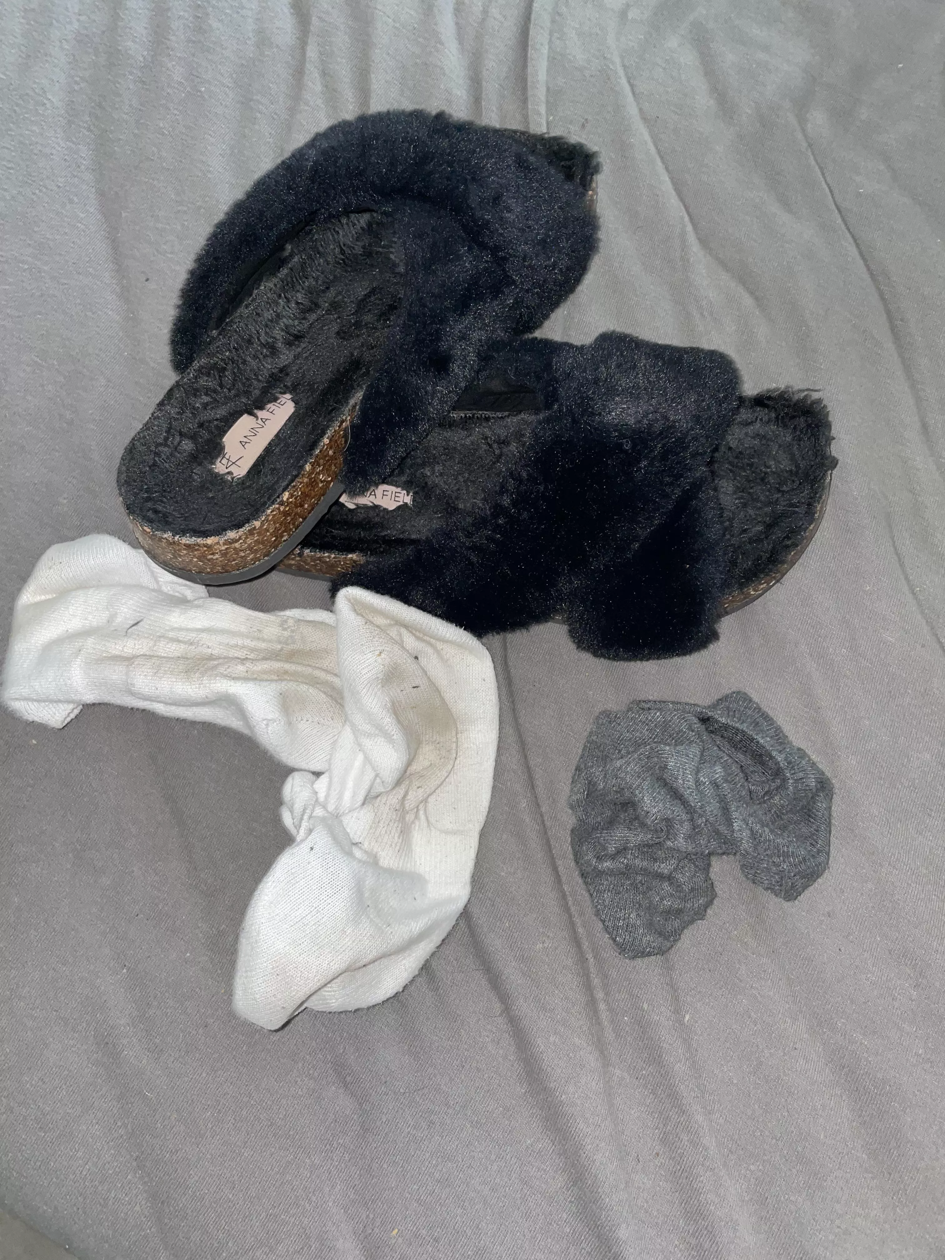 Sisters dirty gym socks and her slides 🤤 Tell me what to do with them