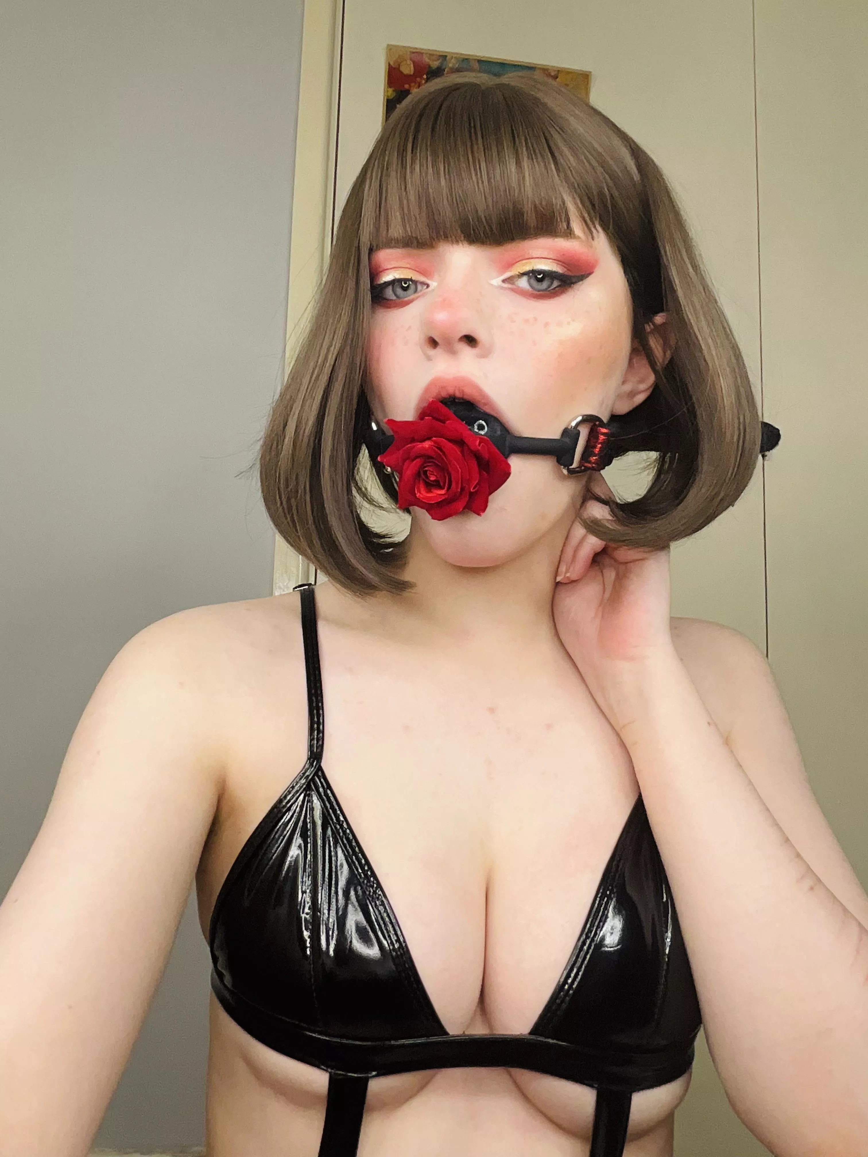 There’s something so artistic about a rose gag 🌹