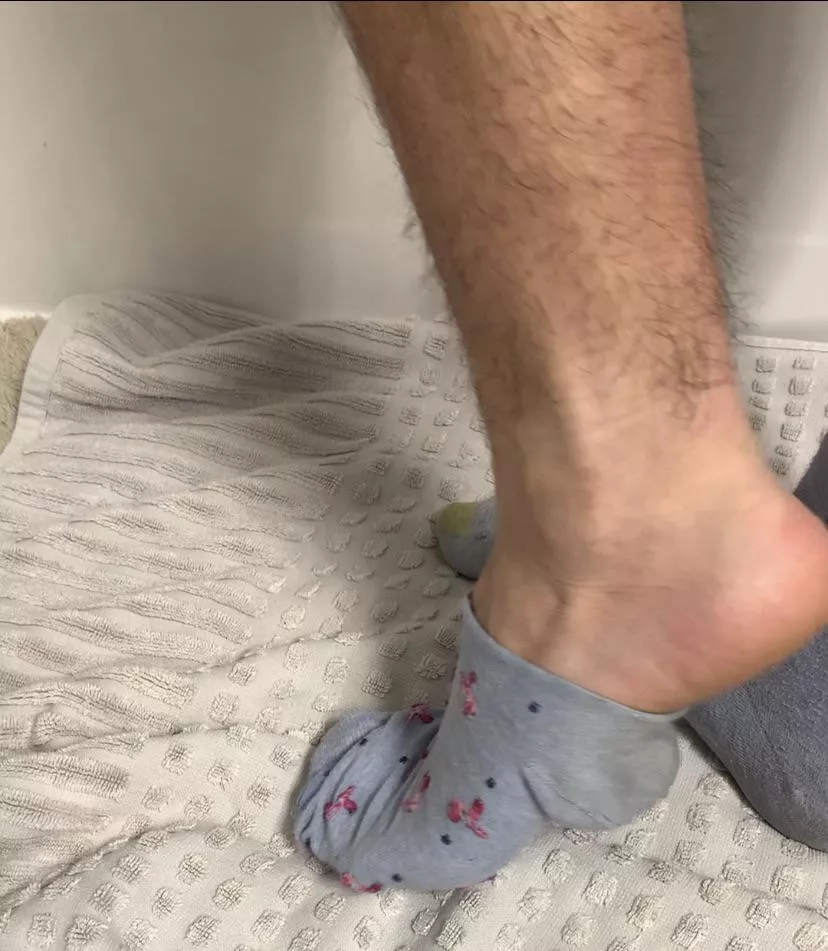 Time to kick off those pesky work shoes (and socks) off for the day 😮‍💨 *comments and DMs/PMs welcome*